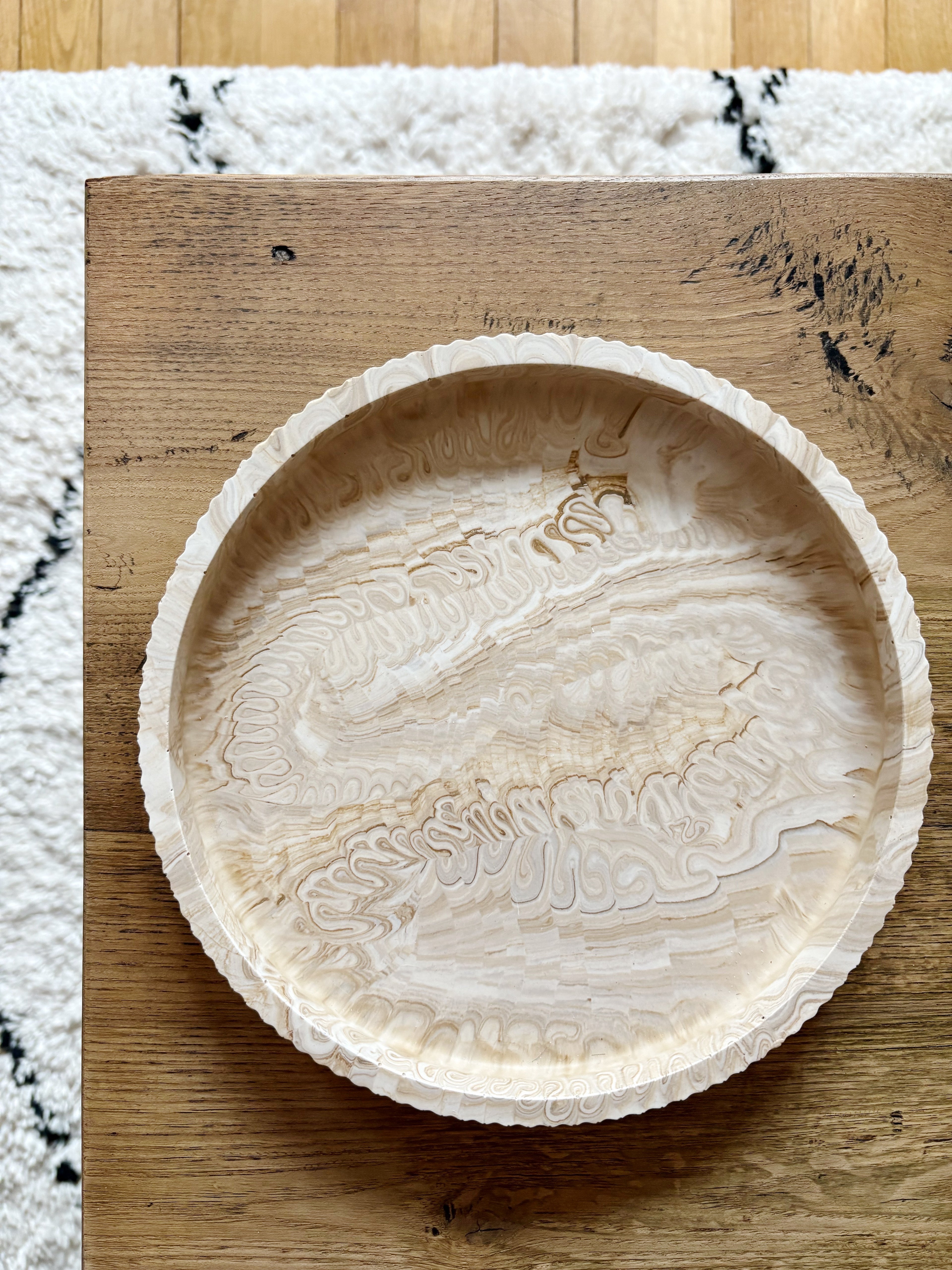 Grand plateau rond marbré beige